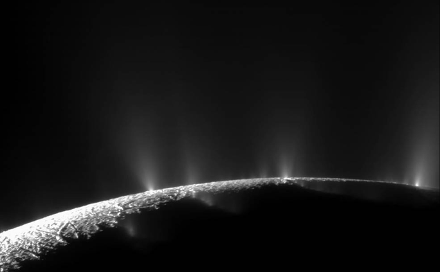 Enceladus’ south polar plume is shown spraying water vapor and icy particles off into space in this Cassini photo. Image: NASA/JPL/Space Science Institute
